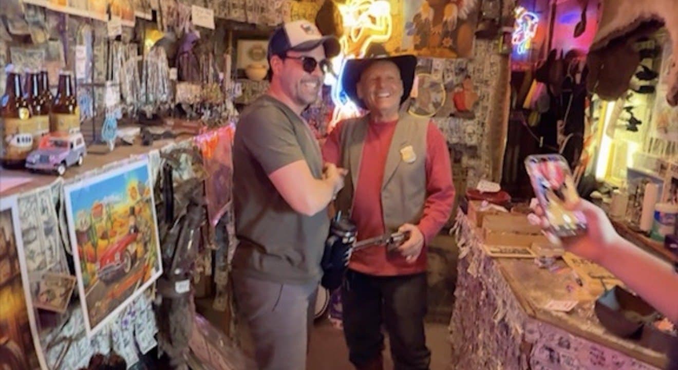 Participante com o proprietário de um saloon histórico da Rota 66