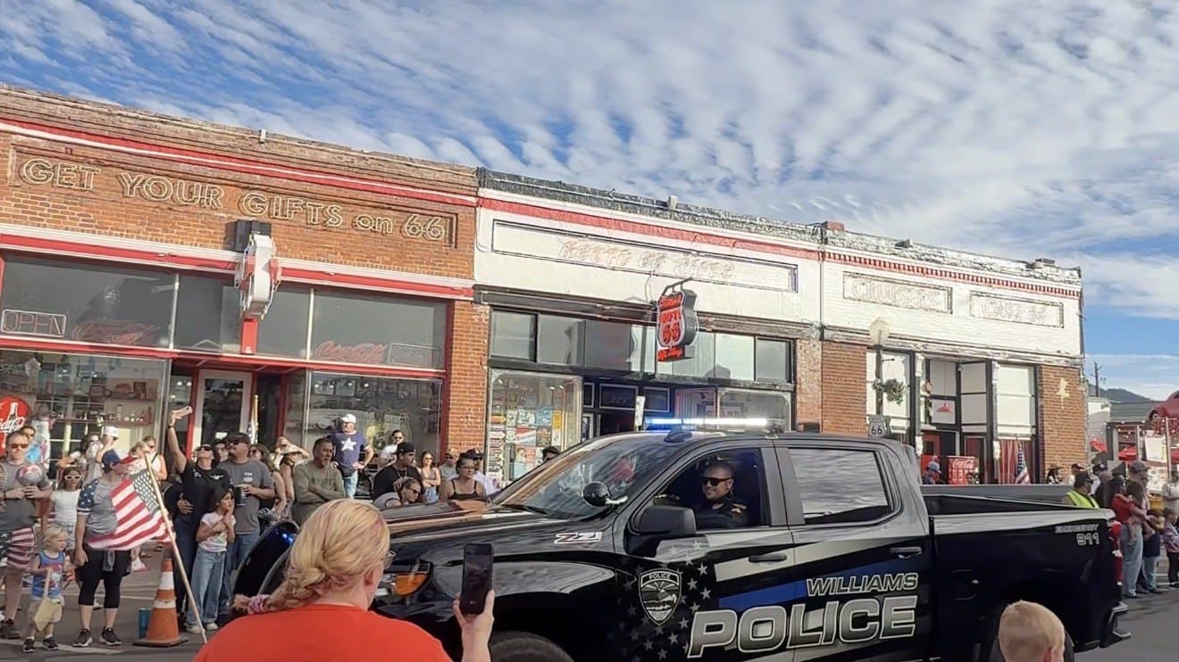 Desfile de 4 de julho em Williams, Arizona, com a viatura da polícia local